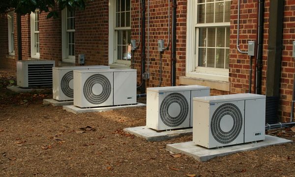 800px-2008-07-11_Air_conditioners_at_UNC-CH
